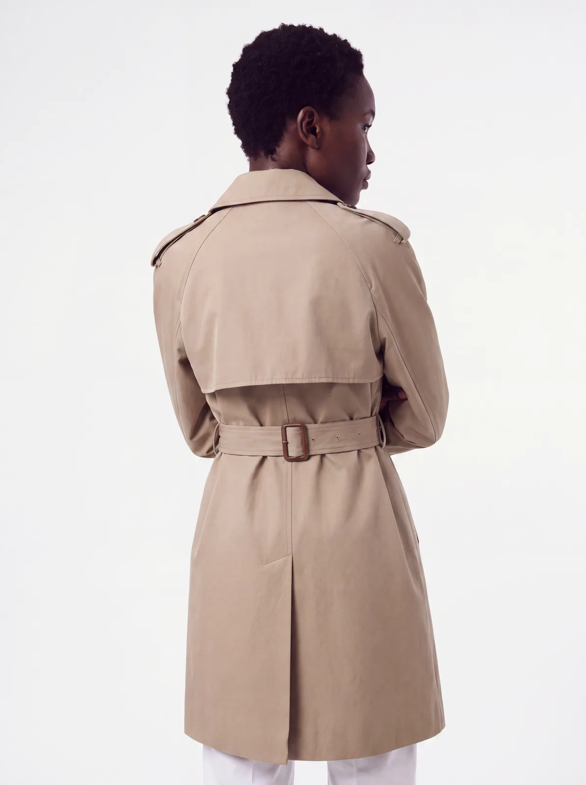 Amara, trench, di spalle