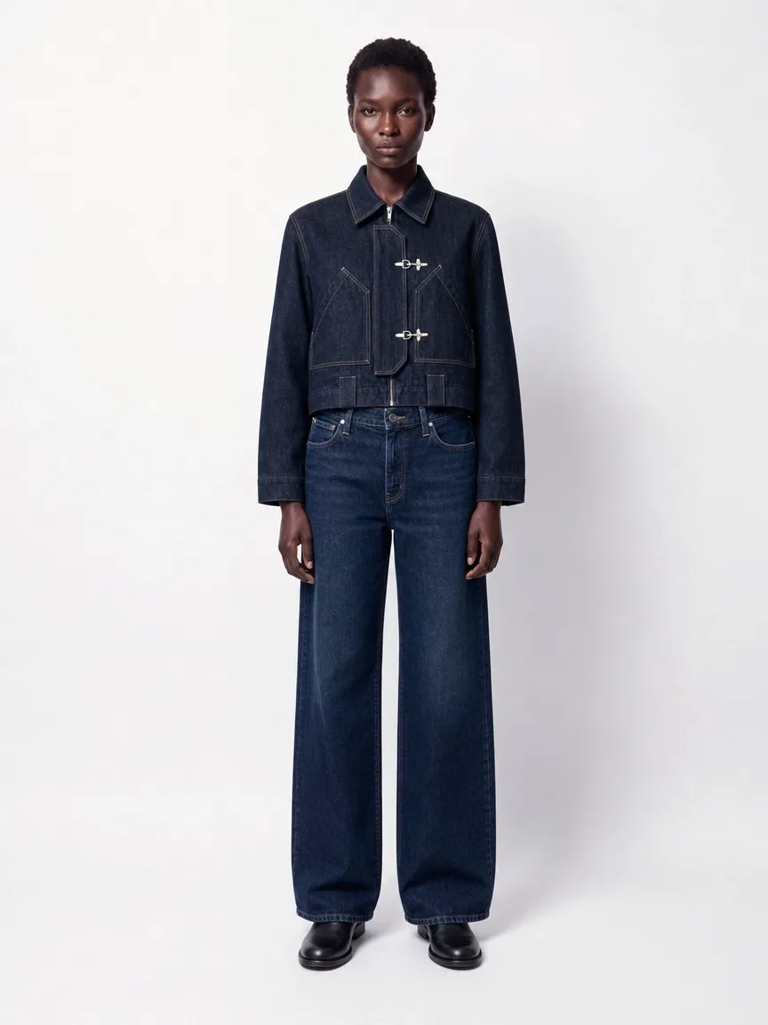 Amara, look denim, tre quarti