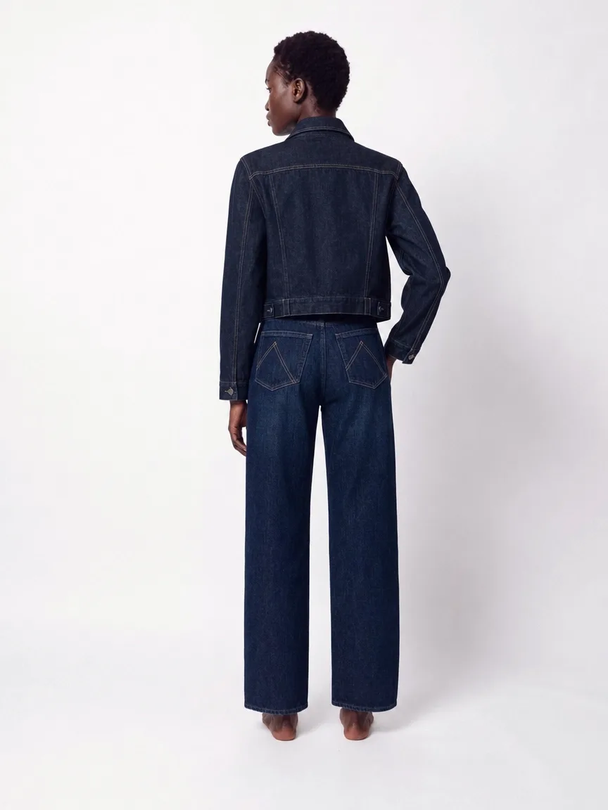 Amara, look denim, di spalle