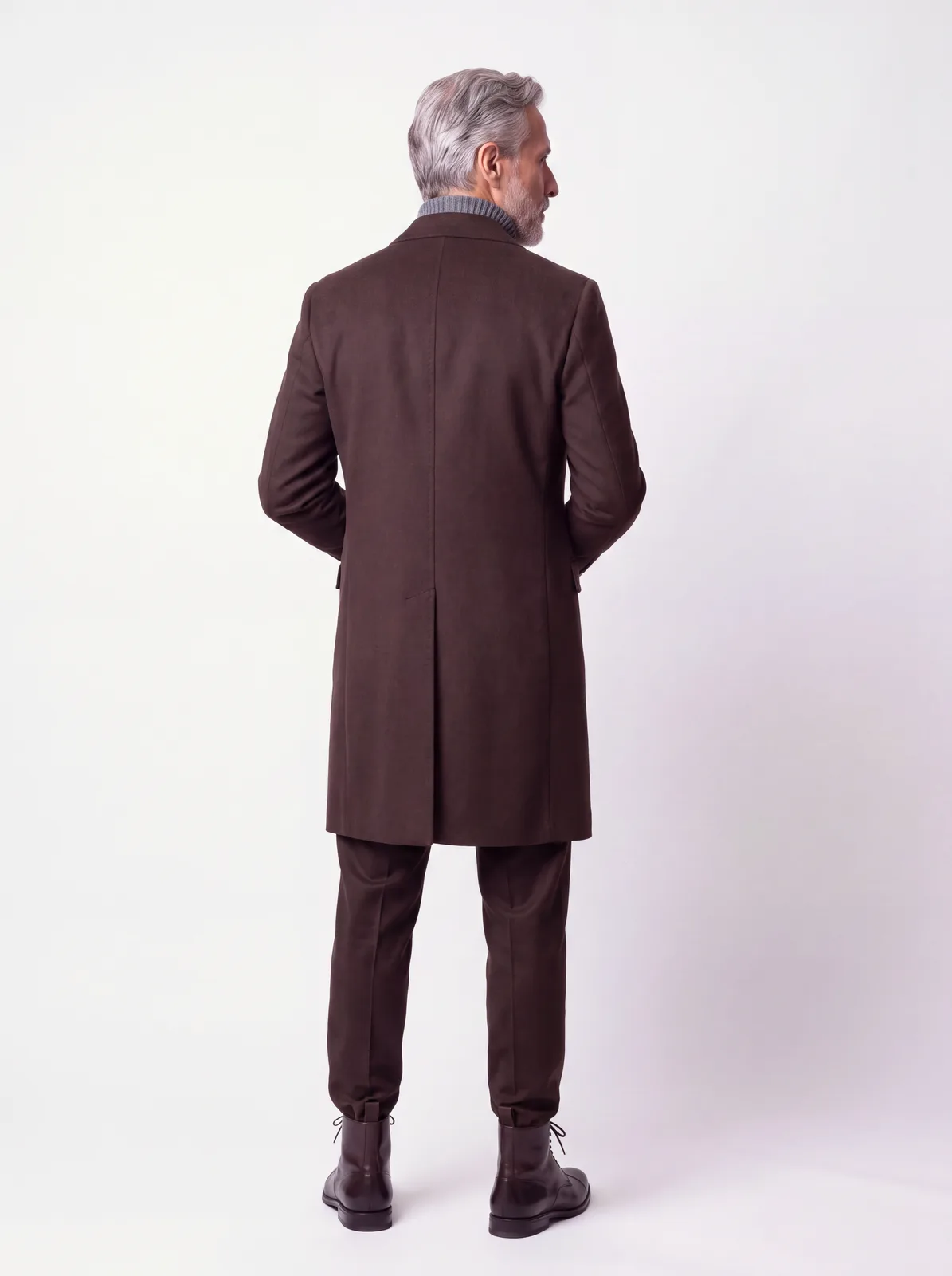 Edoardo, cappotto cammello, di spalle