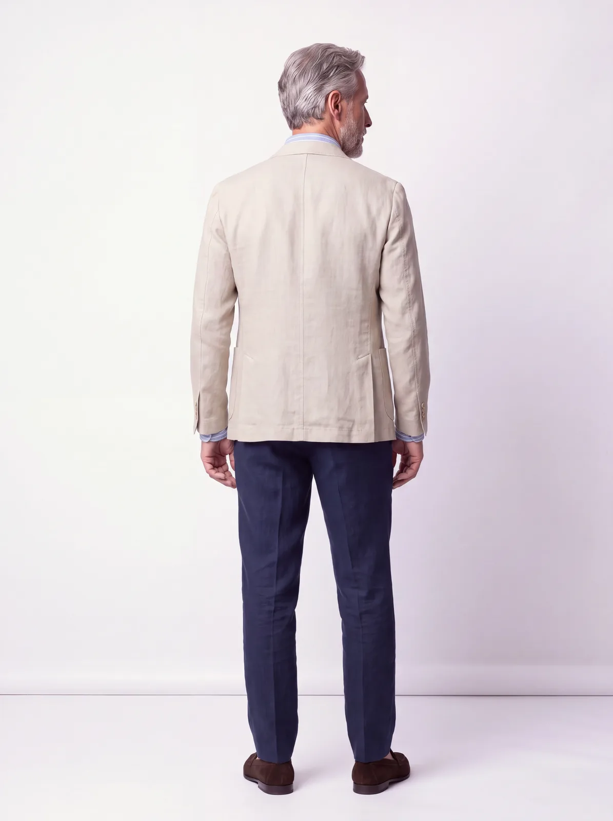 Edoardo, look casual in lino, di spalle