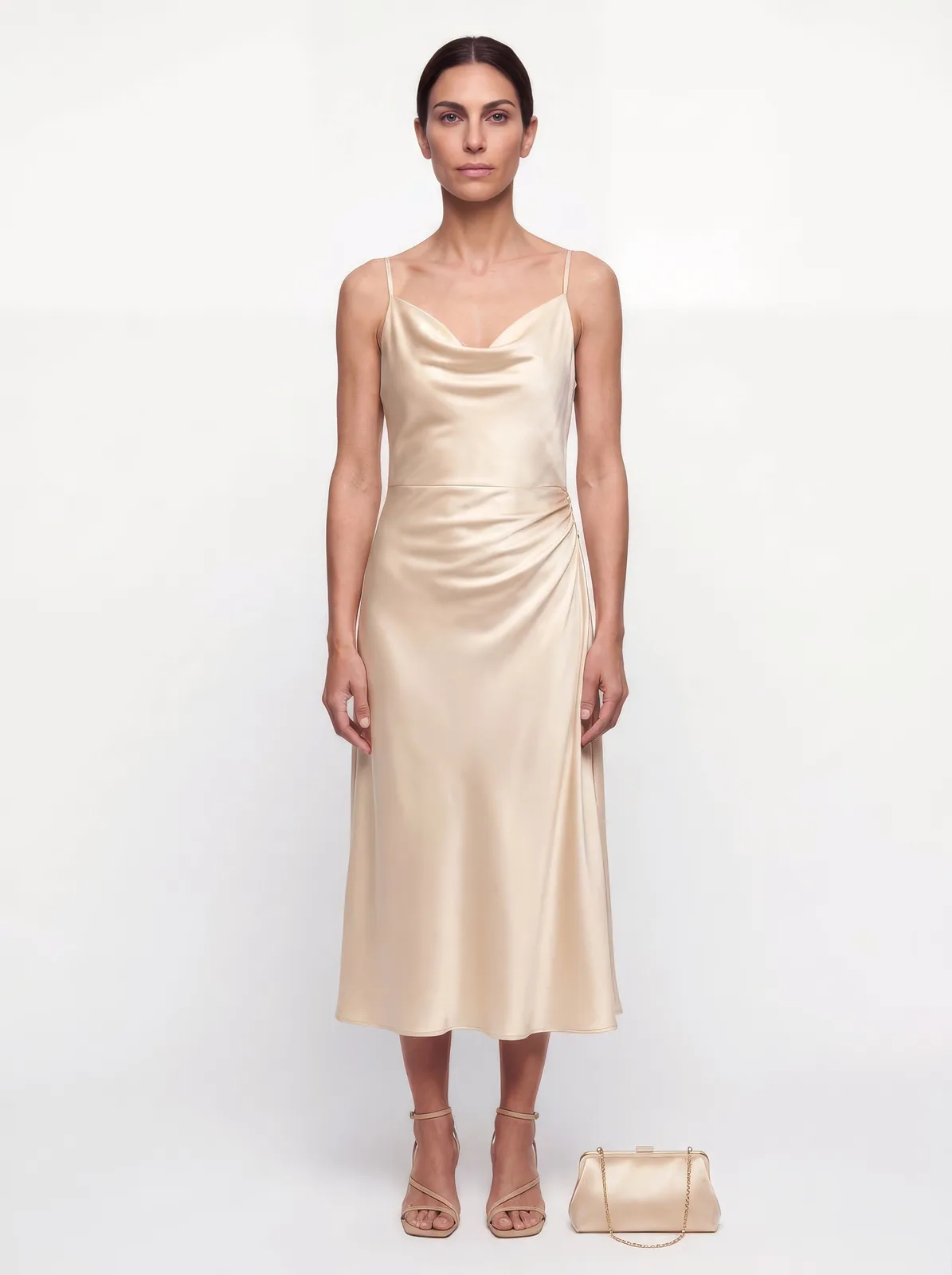 Livia indossa lo slip dress, figura intera