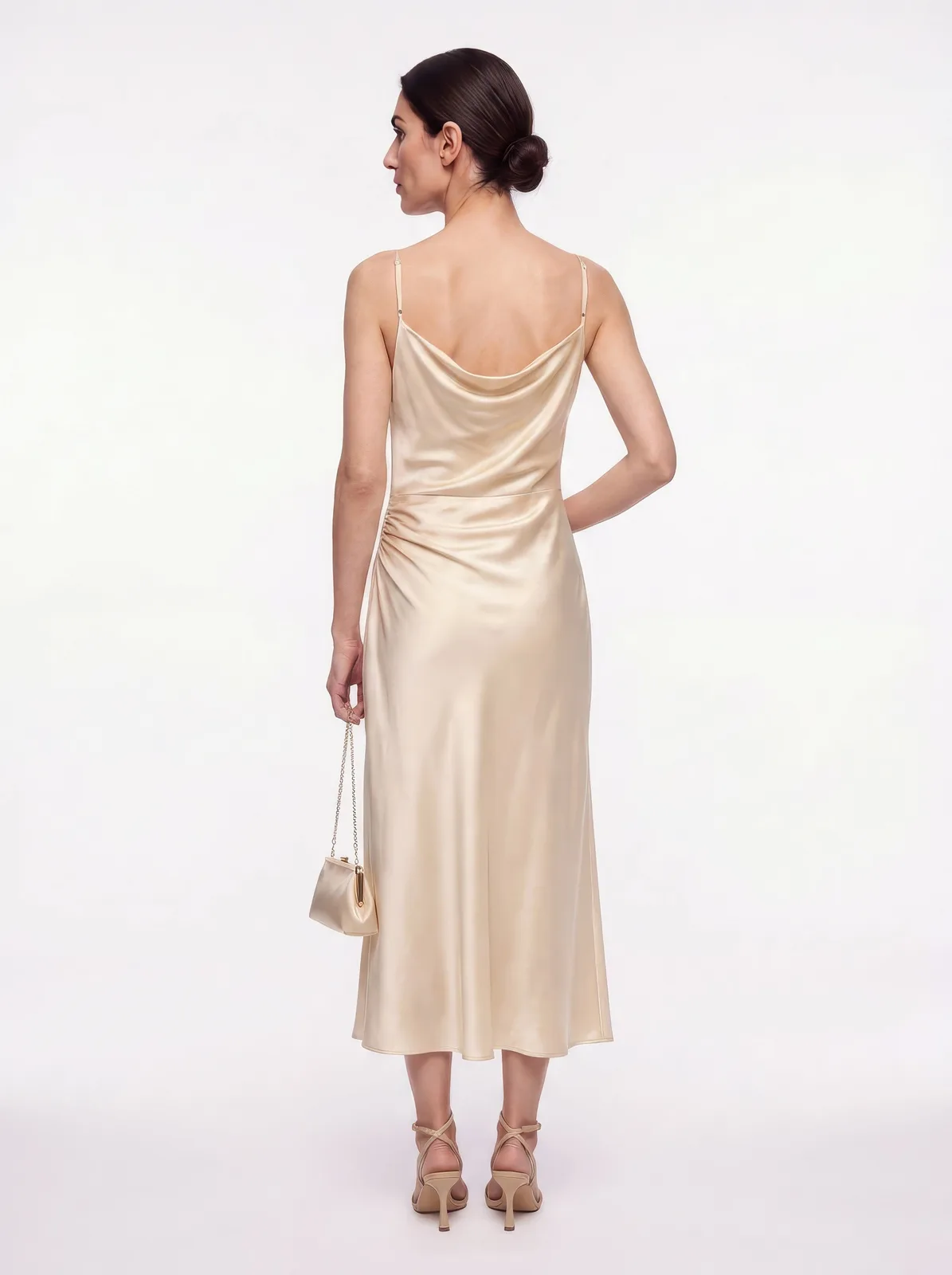Livia indossa lo slip dress, di spalle