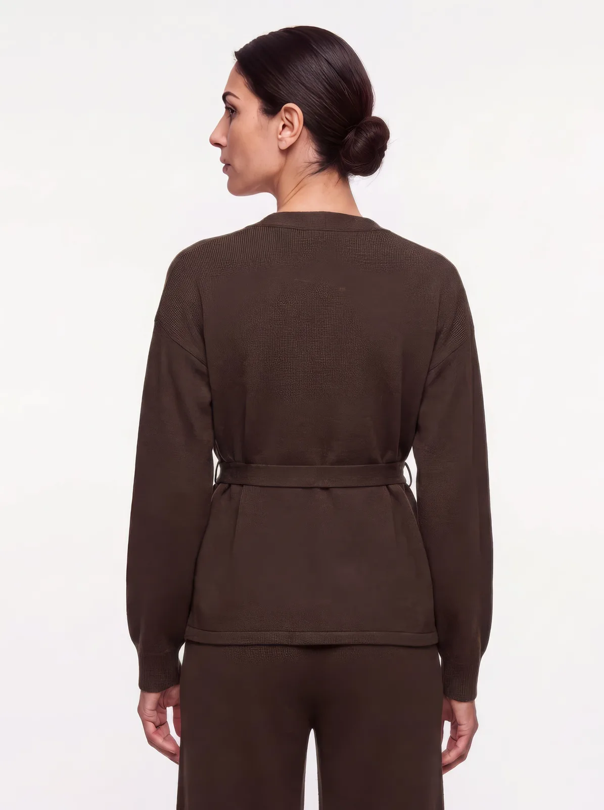Livia, total knit, di spalle