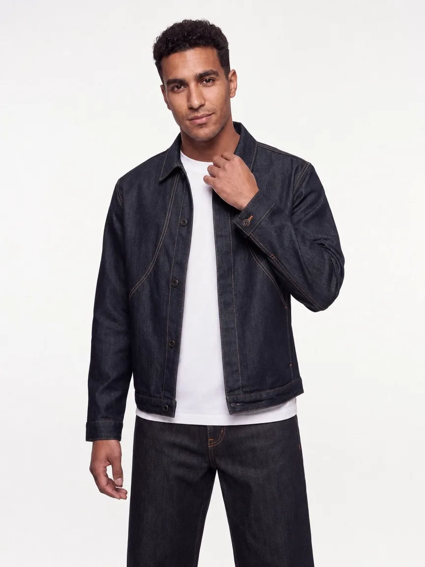 Yanis, total denim, primo piano