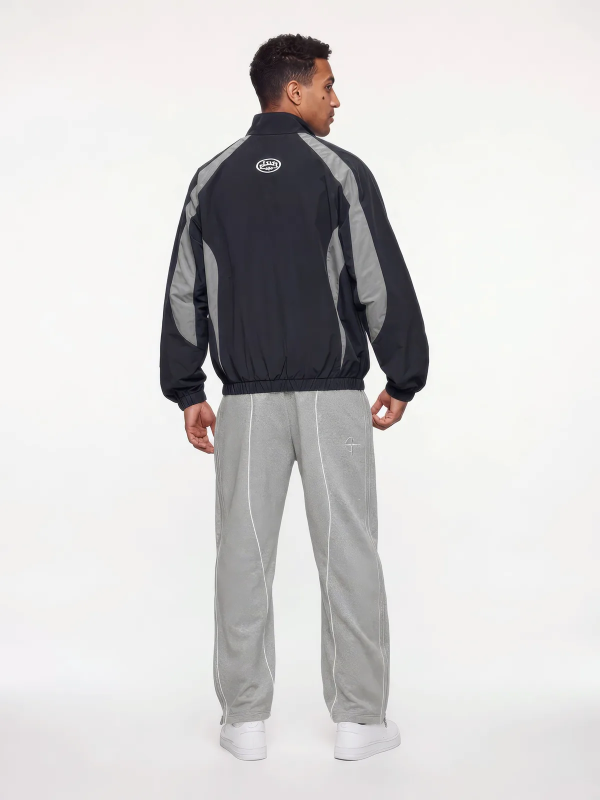 Yanis, athleisure, di spalle